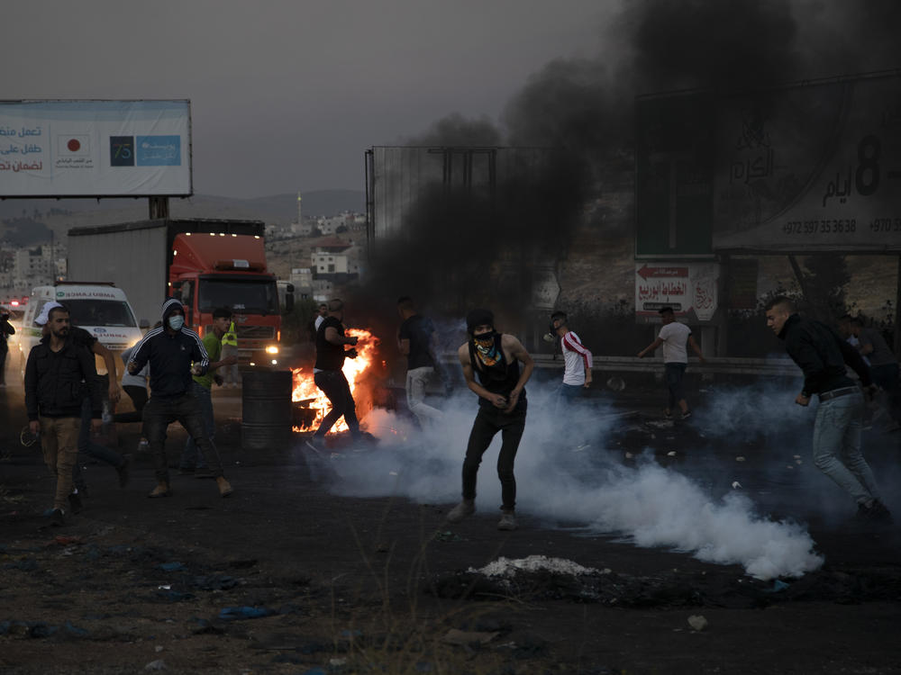 Palestinians clash with Israeli forces at the Hawara checkpoint, south of the West Bank city of Nablus on Sunday.