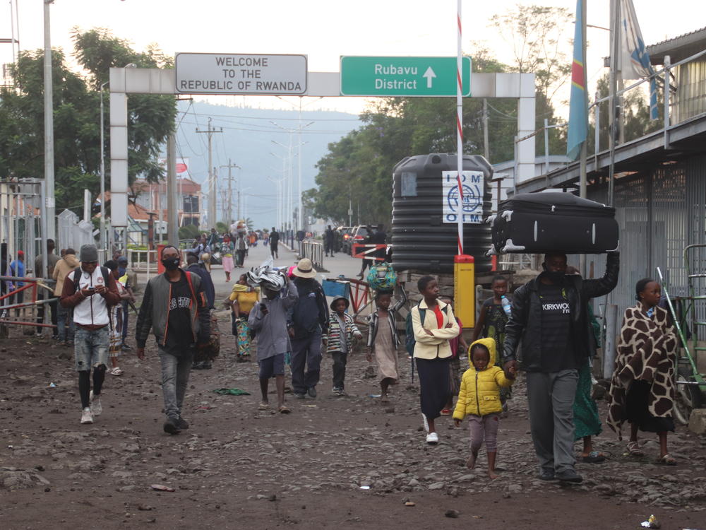 People who fled to Rwanda during the overnight eruption of Mount Nyiragongo return to Goma, Congo, early Sunday.