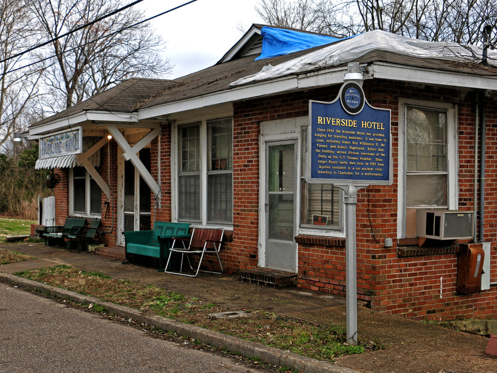 The Riverside Hotel hosted musicians like Muddy Waters, Sam Cooke, Howlin' Wolf, and Duke Ellington.