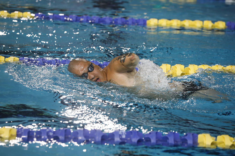 Lammers swims during the  2019 Department of Defense Warrior Games in Clearwater, Fla.