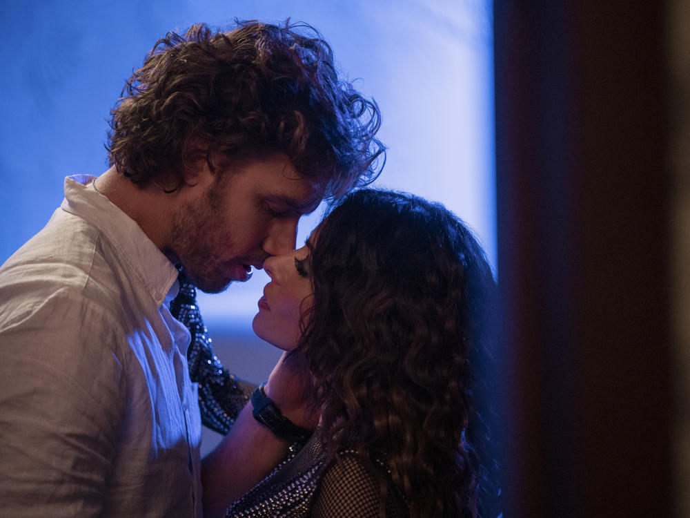 Brad Simon (Adam Demos) and Billie Connelly (Sarah Shahi) in <em>Sex/Life</em> on Netflix.