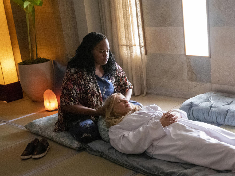 Natasha Rothwell and Jennifer Coolidge play a wary spa manager and her client in <em>The White Lotus</em>.