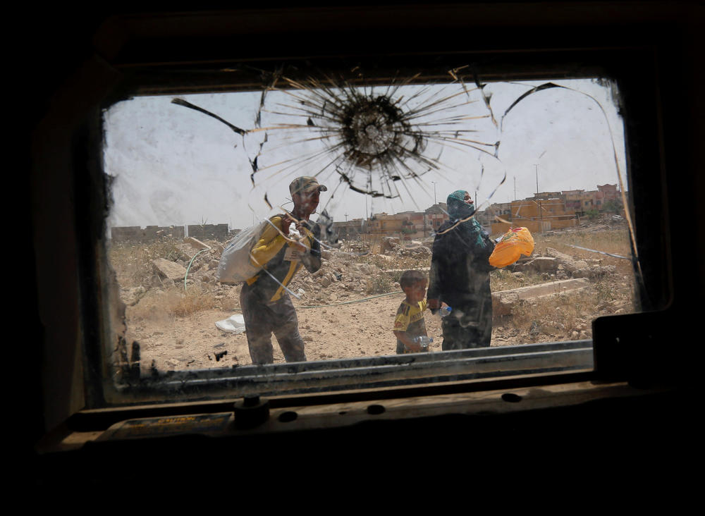 Displaced Iraqis flee during a fight between Iraqi counterterrorism service forces and Islamic State militants in western Mosul, Iraq, on May 15, 2017.