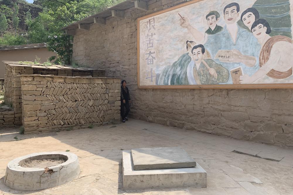 A natural gas fermentation chamber that Xi Jinping is said to have dug with his own hands while serving seven years' hard labor in Liangjiahe during the Cultural Revolution. The mural depicts peasants encouraging their fellow farmers to persevere through hardship.<strong></strong>