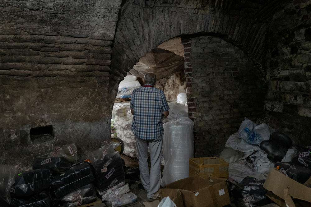 Ozgumus walks through a wholesale storage space located in a basement in Istanbul. He believes that it was used for housing goods for sale, and was built underneath the Theodosius Forum. Some stones in the substructure date to the 2nd century.