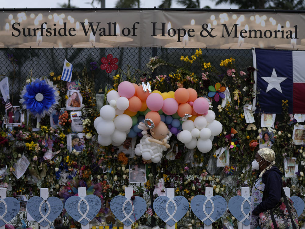 A makeshift memorial pays tribute to the victims of the Champlain Towers South building collapse in Surfside, Fla.