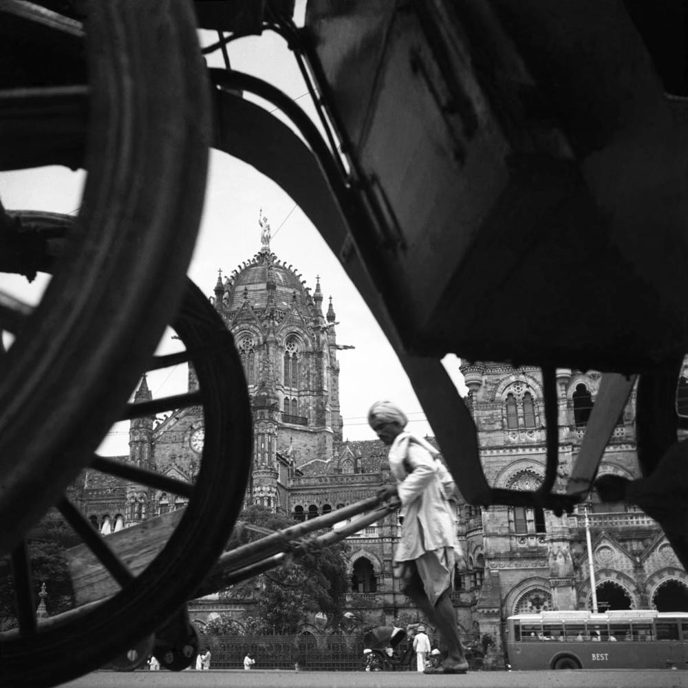 Homai Vyarawalla, <em>The Victoria Terminus, Bombay,</em> early 1940s inkjet print, Alkazi Foundation for the Arts, New Delhi Courtesy HV Archive / The Alkazi Collection of Photography