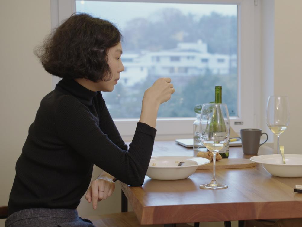 Gamhee (Kim Min-hee) shared a meal with a friend (Song Seon-mi) in <em>The Woman Who Ran.</em>