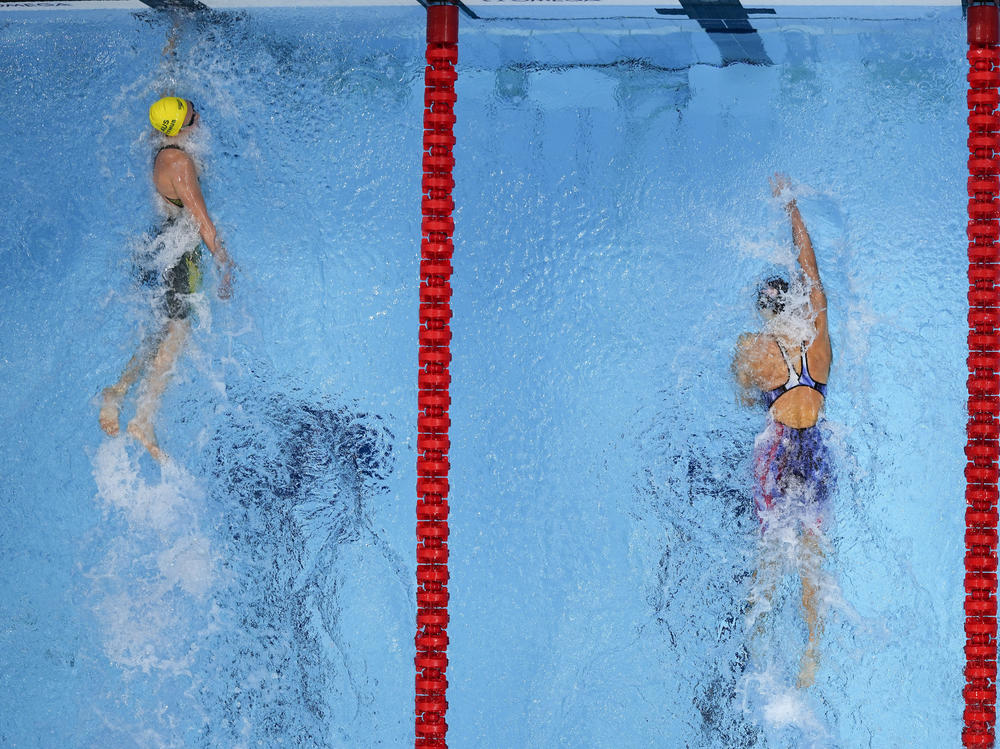 Ariarne Titmus (left) of Australia wins the final of the women's 400 meter freestyle on Monday ahead of the U.S.'s Katie Ledecky at the Summer Olympics in Tokyo.