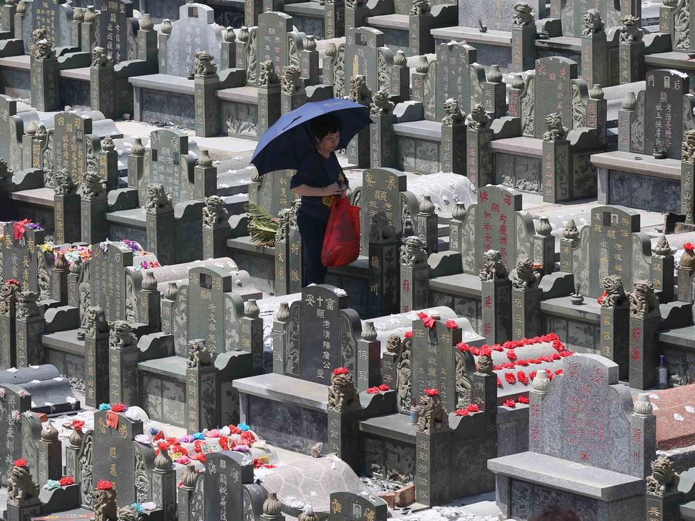 People mourn their ancestors and the deceased at a cemetery in Quanzhou during the traditional Qingming Festival, or 