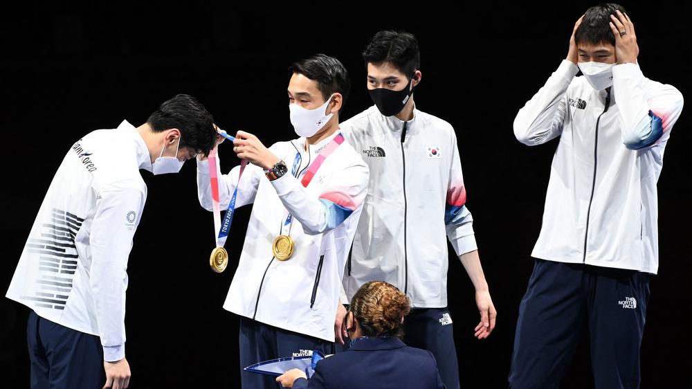 South Korean fencers receive gold medals for men's team sabre fencing at the Makuhari Messe Hall in Chiba City, Japan, on Wednesday.