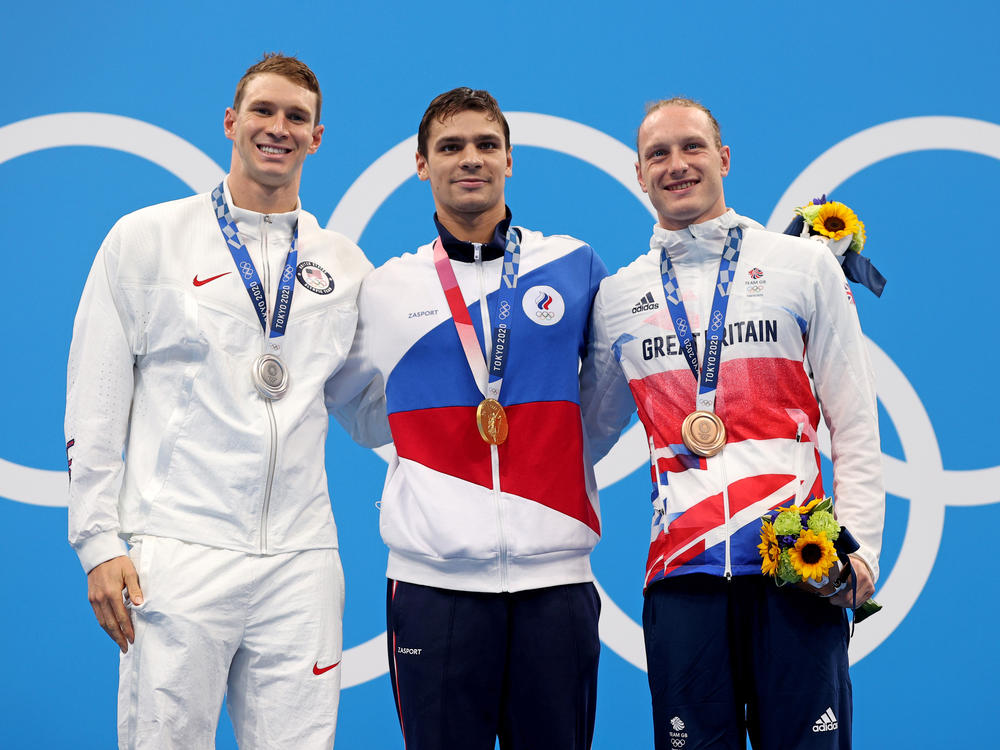 Silver medalist Ryan Murphy of Team USA (from left), gold medalist Evgeny Rylov of the Russian Olympic Committee and bronze medalist Luke Greenbank of Great Britain during Friday's medal ceremony for the men's 200-meter backstroke final at the Tokyo Games.