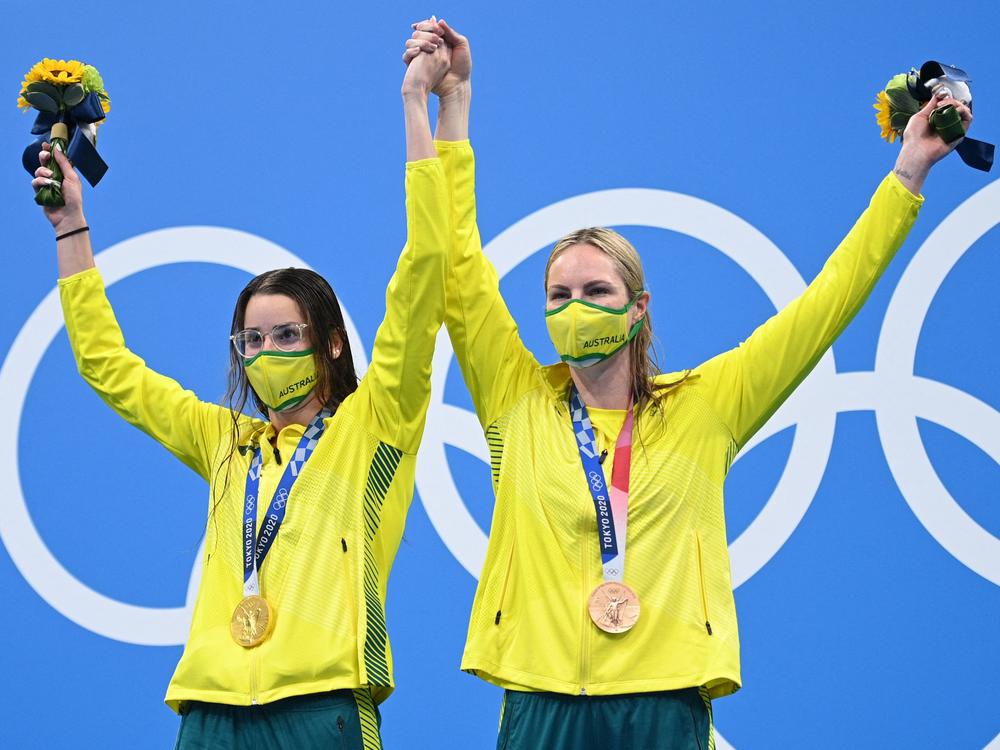 Australian gold medalist Kaylee McKeown (left) poses with bronze medalist and teammate Emily Seebohm, who she invited to the top podium after the women's 200-meter backstroke swimming final at the Tokyo Olympics on Saturday.