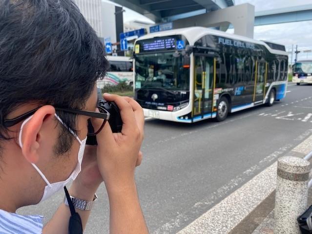 University student Jun Yasazaki posts his bus photos on Twitter and Instagram.