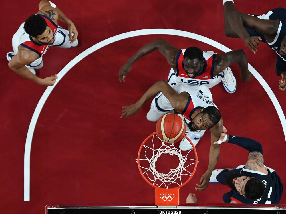 USA's Kevin Durant (C) fights for position in the men's final basketball game between France and USA during the Tokyo 2020 Olympic Games.