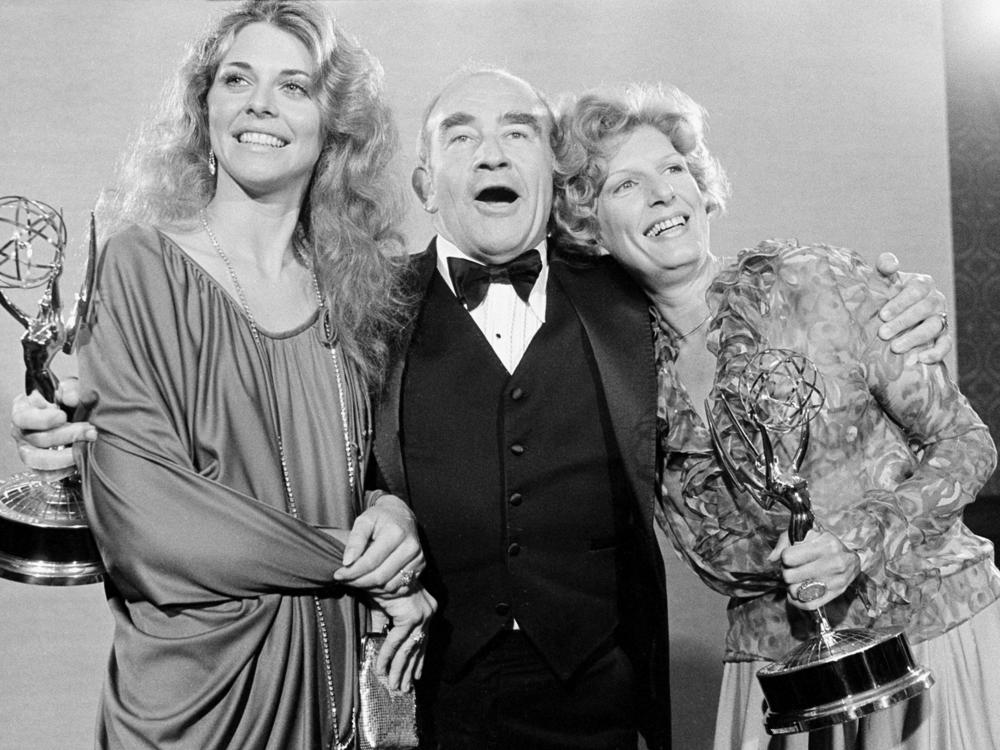 Lindsay Wagner, left, Ed Asner, center, and Nancy Marchand pose at the 30th annual Primetime Emmy Awards at the Pasadena Civic Auditorium, in Pasadena, Calif., in 1978. Asner won Outstanding Lead Actor in a Drama Series for <em>Lou Grant.</em>