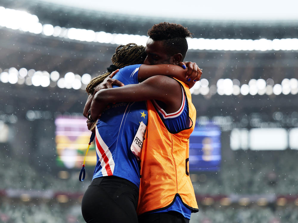 Keula Nidreia Pereira Semedo of Cape Verde and guide Manuel Antonio Vaz da Veiga embrace on the track of Olympic Stadium in Tokyo on Thursday after he proposed.