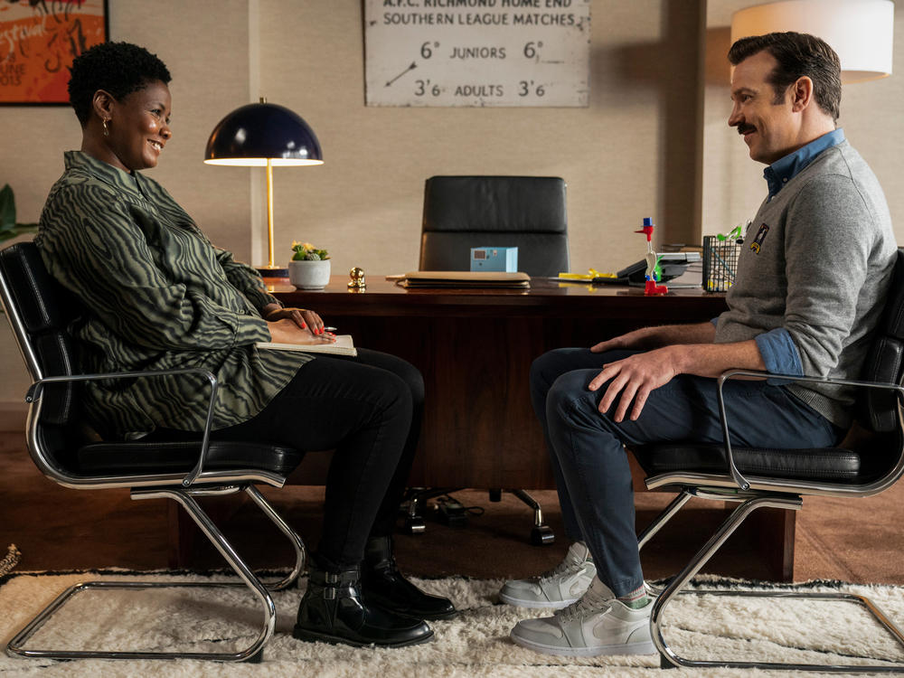 Sarah Niles and Jason Sudeikis in <em>Ted Lasso</em>.