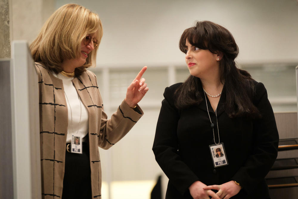 Sarah Paulson as Linda Tripp, Beanie Feldstein as Monica Lewinsky.