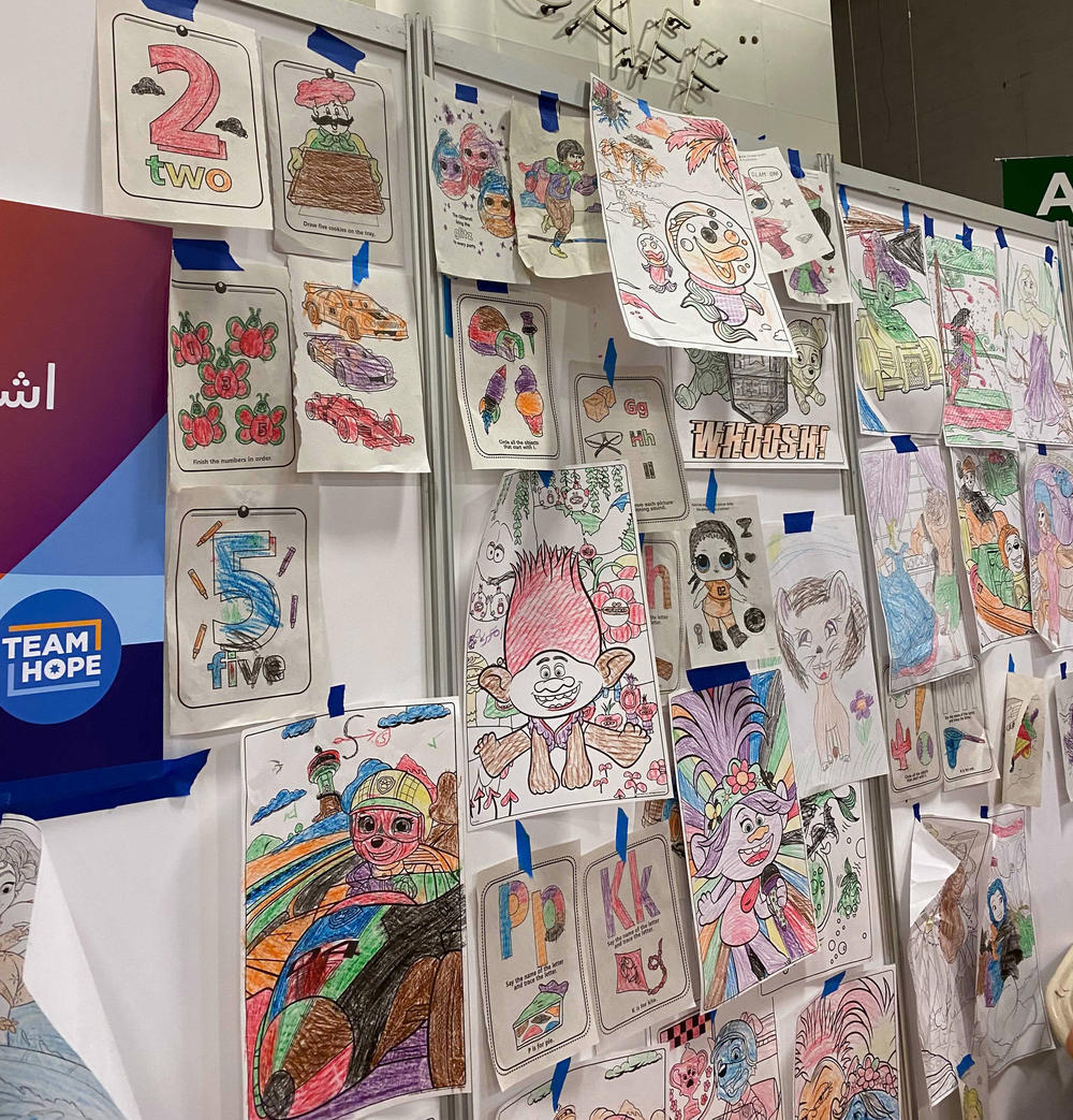 At the Dulles Expo Center in Virginia, a special corner is reserved just for kids, where they can play, color and draw with crayons and pads, supervised by aid workers from the humanitarian organization Save the Children.