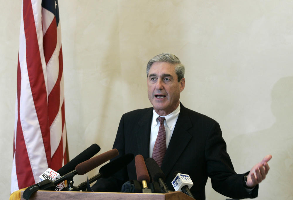 Robert S. Mueller, then-director of the Federal Bureau of Investigation, talks to reporters on Aug. 17, 2006, in Seattle.