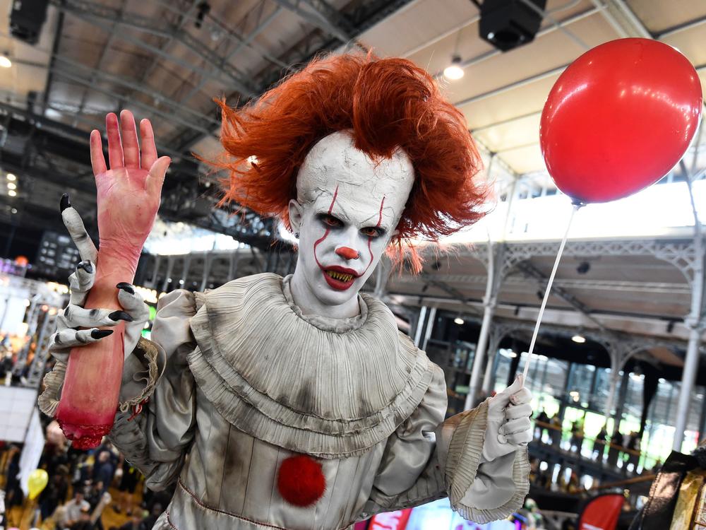 A cosplayers dressed as Pennywise from 