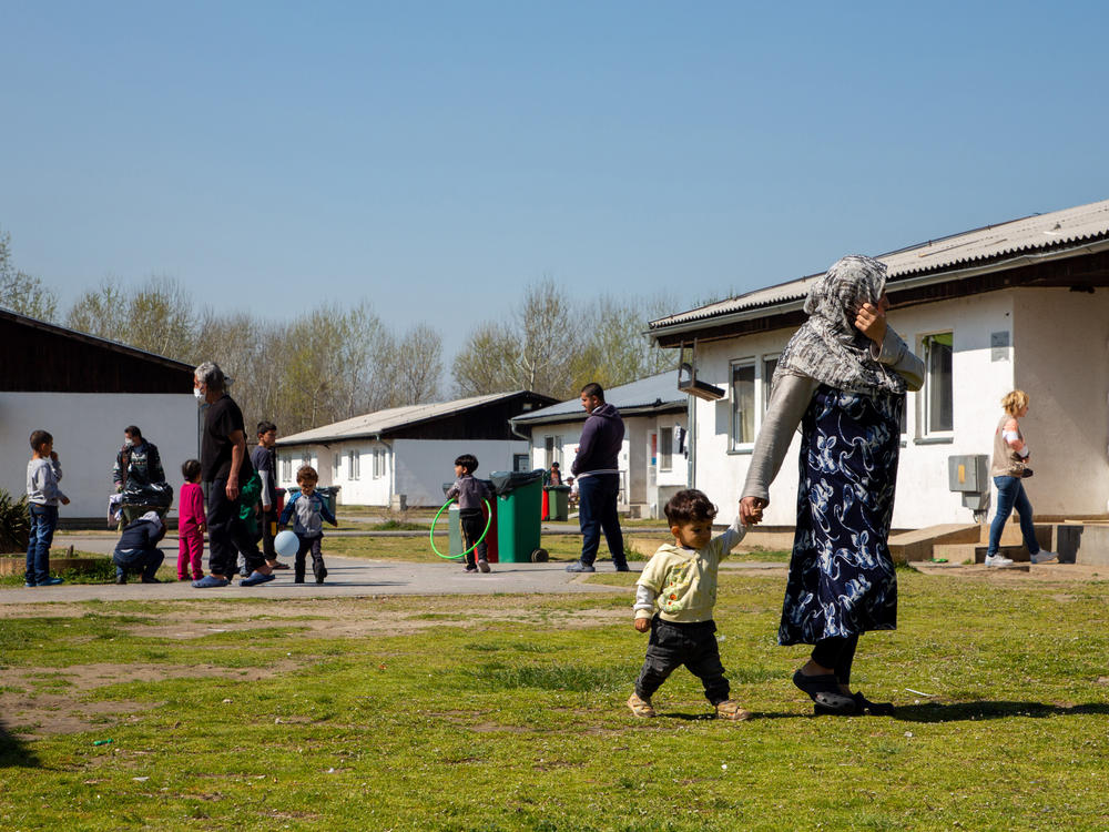Fifty barracks are available for accommodation in the Krnjaca asylum center in Serbia, just outside the capital Belgrade. Single men live in separate housing, while families stay together. For those who decide to return home, the International Organization for Migration offers a 
