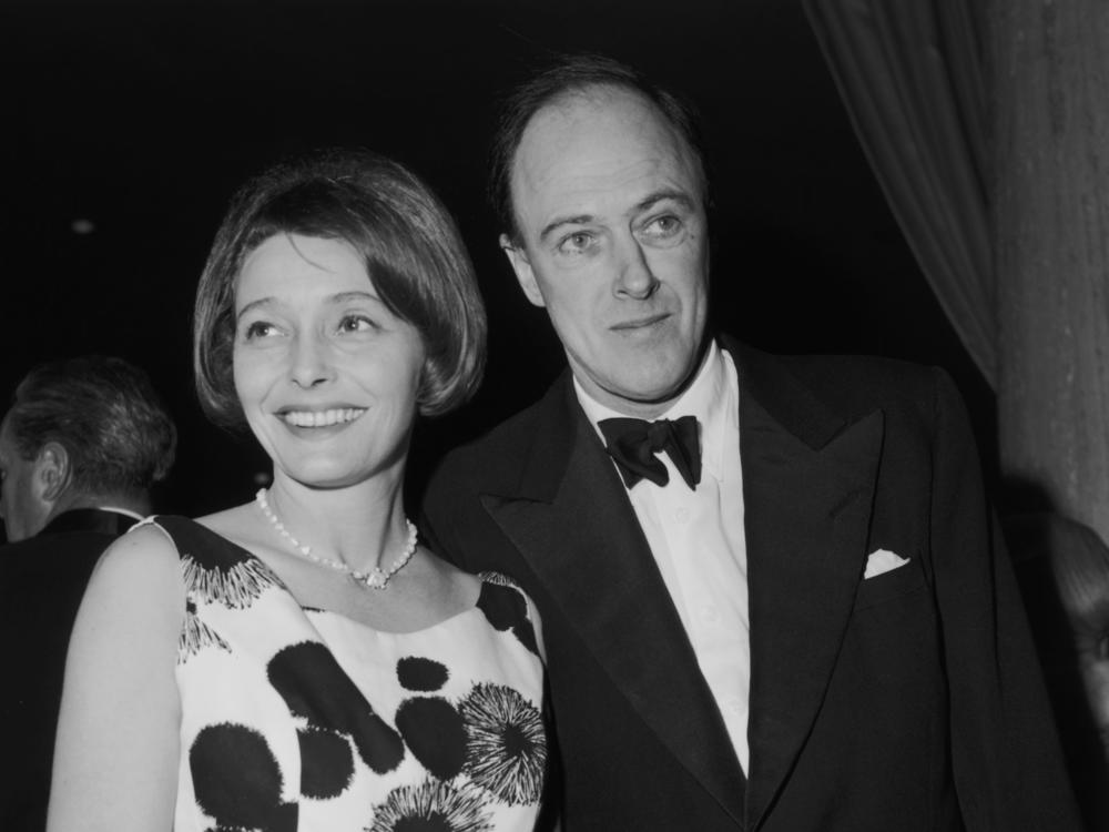 Writer Roald Dahl with his wife American actress Patricia Neal at the Screen Directors Awards, circa 1962.