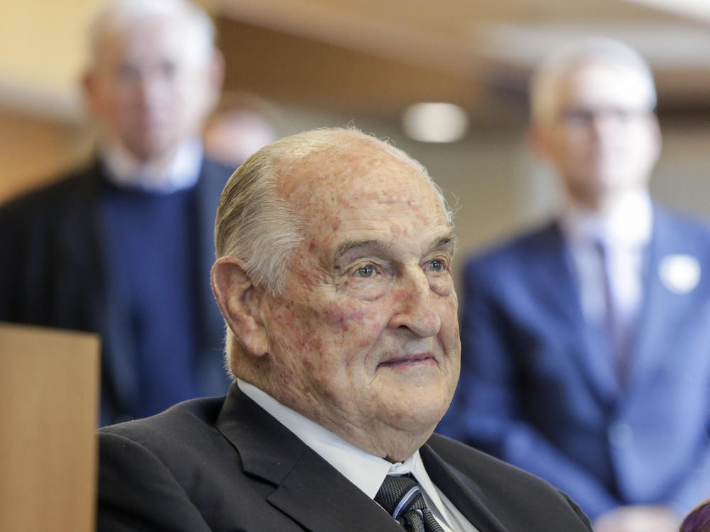 Philanthropist Walter Scott, left, sits next to Leslie Jackson, wife of glass artist Dale Chihuly during a ceremony at the Fred & Pamela Buffett Cancer Center in Omaha, Neb., in 2017.
