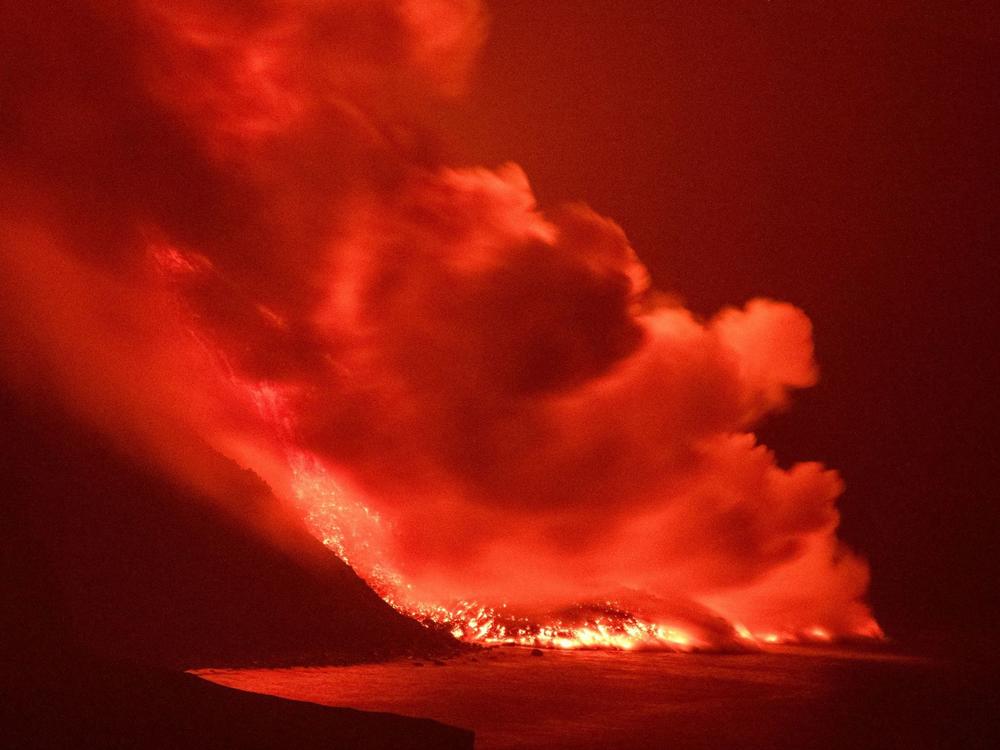 Lava from a volcano reaches the sea on the island of La Palma, Spain, in the early hours of Wednesday, prompting concerns about toxic gas.