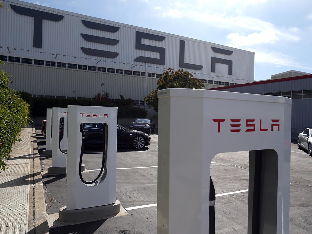 A former contract elevator operator at a Tesla factory said that instead of a 
