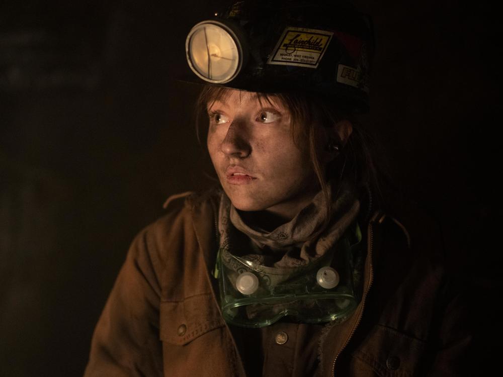 Kaitlyn Dever plays Betsy, a young miner who takes OxyContin for a back injury.