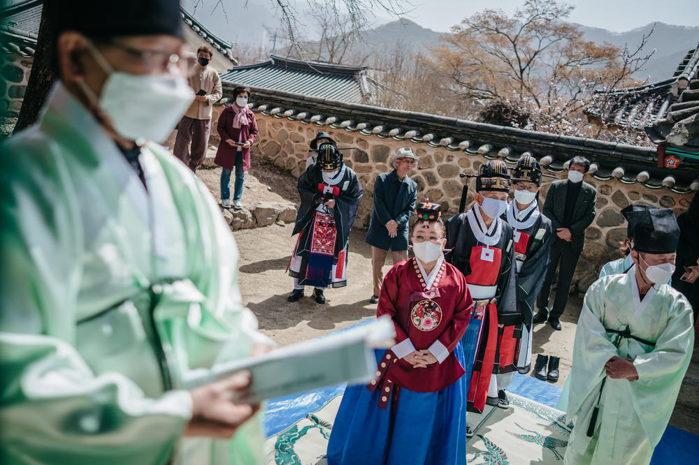 Lee Bae-yong and other officials wait to enter the memorial hall at Museong Seowon. She is the first woman to make offerings at the academy.