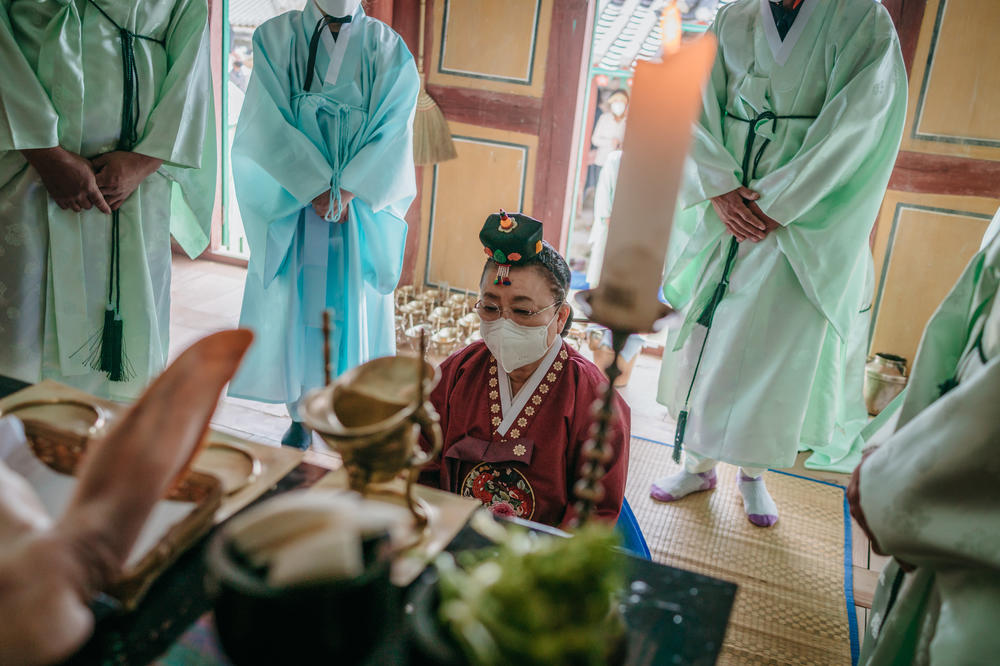 Lee Bae-yong presides over the spring ceremony at Museong Seowon in April.