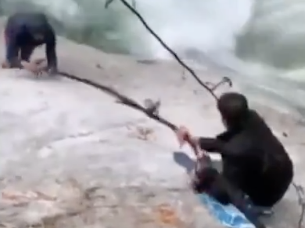 Two men who slipped and fell on a steep rock leading into<strong> </strong>rough waters<strong> </strong>at a park in British Columbia were saved thanks to a group of Sikh men who unraveled and removed their turbans to create a makeshift rope.