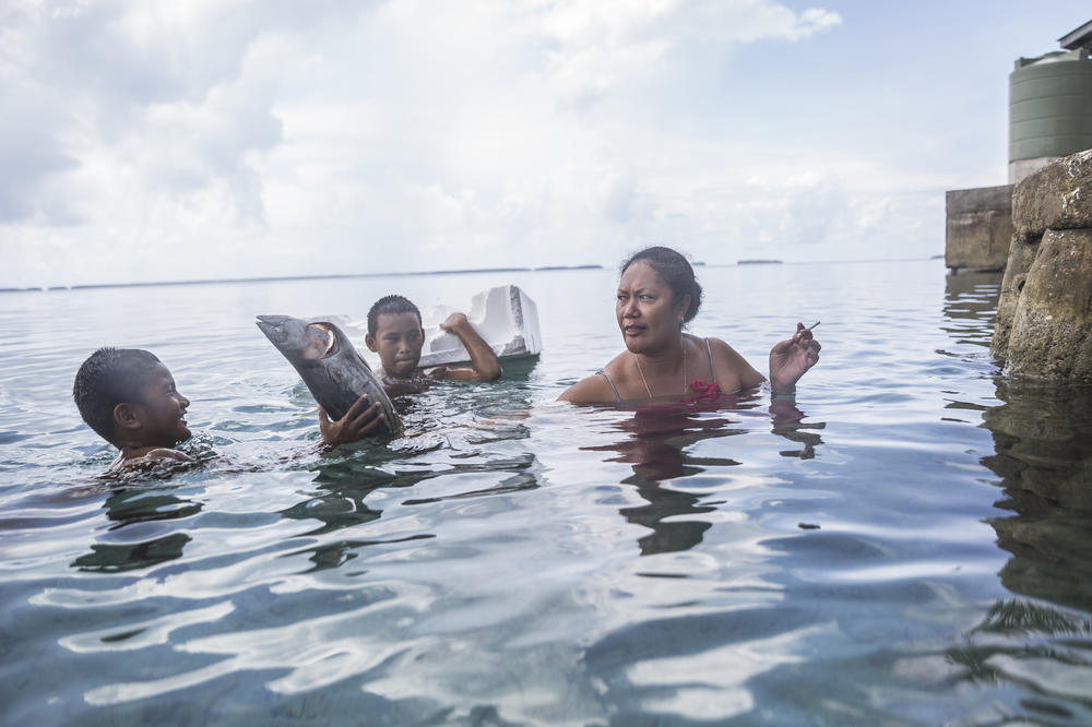 The people of Fale village<strong> </strong>in Fakaofo spend much of their leisure time in the cool water of the lagoon. They usually chat, smoke cigarettes and eat raw fish with coconuts.