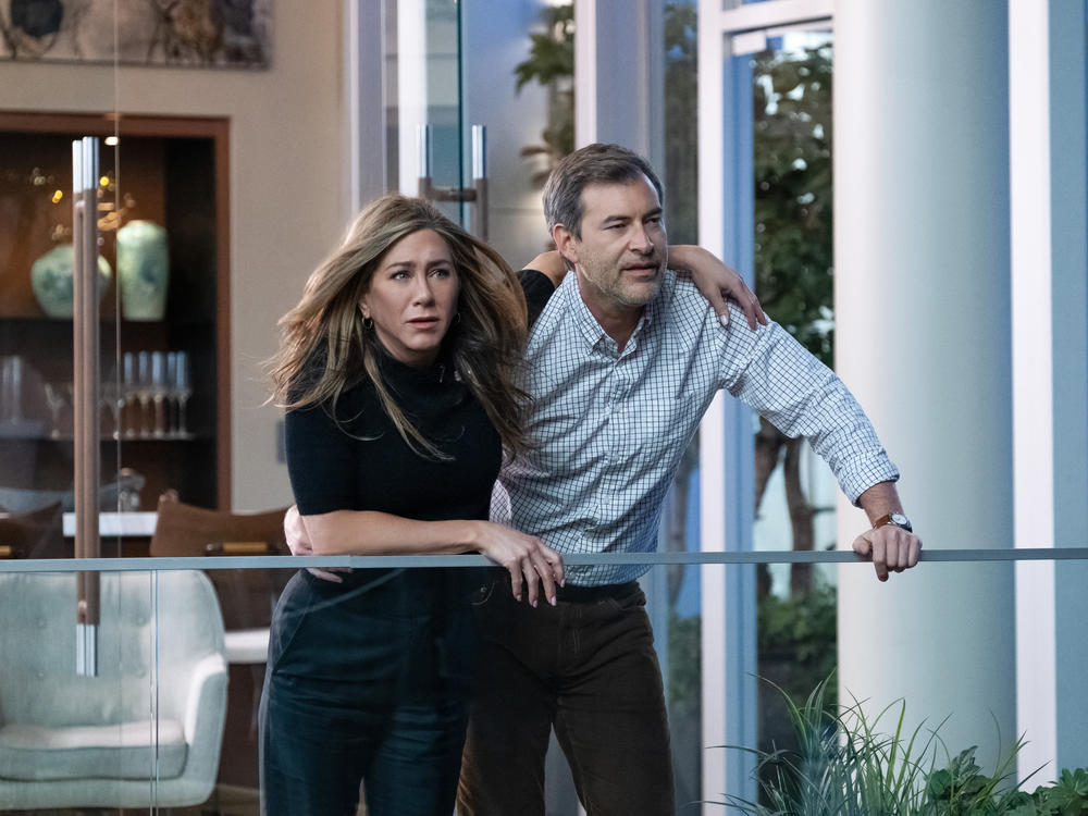 Alex (Jennifer Aniston) has the unwavering support of Chip (Mark Duplass), as always.