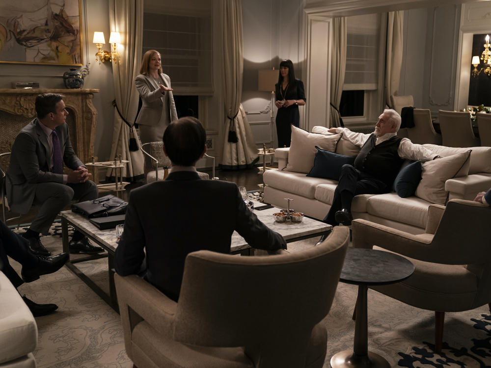 Tom (Matthew Macfadyen), Shiv (Sarah Snook), Kerry (Zoe Winters), Logan (Brian Cox) and Roman (Kieran Culkin) chat about politics.