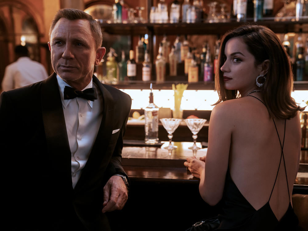 James Bond (Daniel Craig) and Paloma (Ana de Armas) in No Time To Die. Typically, Bond's romantic relationships are 