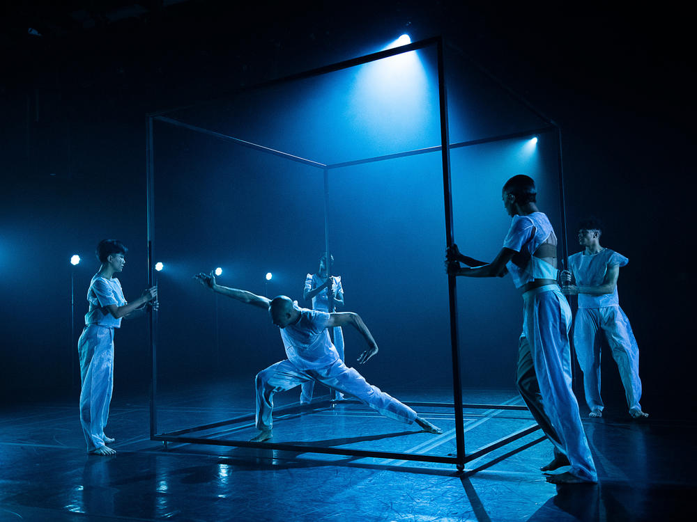 Alvin Ailey dancers performing Jamar Roberts' dance 