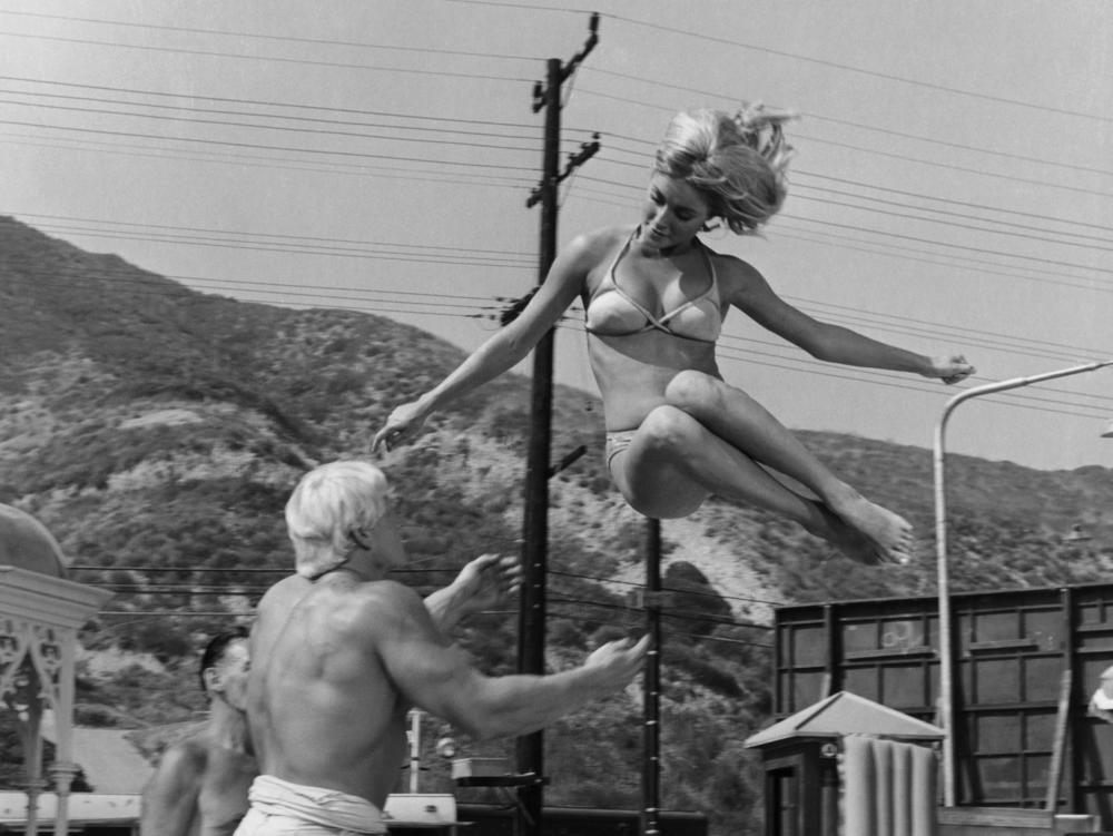 Dave Draper preparing to catch Sharon Tate on the set of <em>Don't Make Waves.</em>