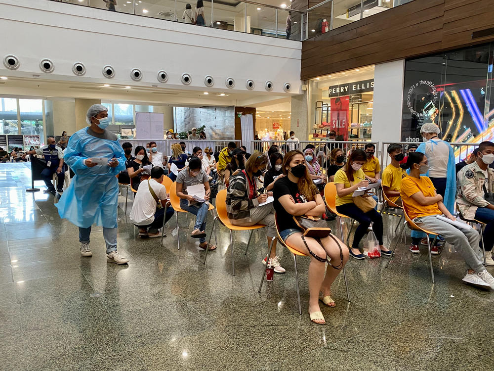 Crowds turned out to receive vaccines at an upscale shopping mall in metro Manila. Because the mall draws large numbers of holiday shoppers, it was considered a strategic choice for a vaccine site.