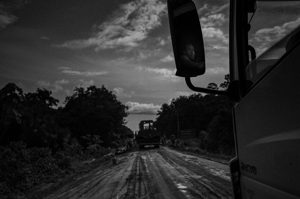 A truck driver waits for men and machines from the National Department of Transport Infrastructure to work on a bridge over the Tocantins creek, located on the portion of the highway known as the <em>trecho do meio</em> (
