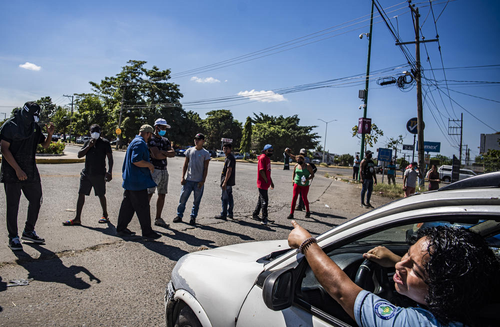 Migrants block traffic to protest the lack of buses provided by the INM.