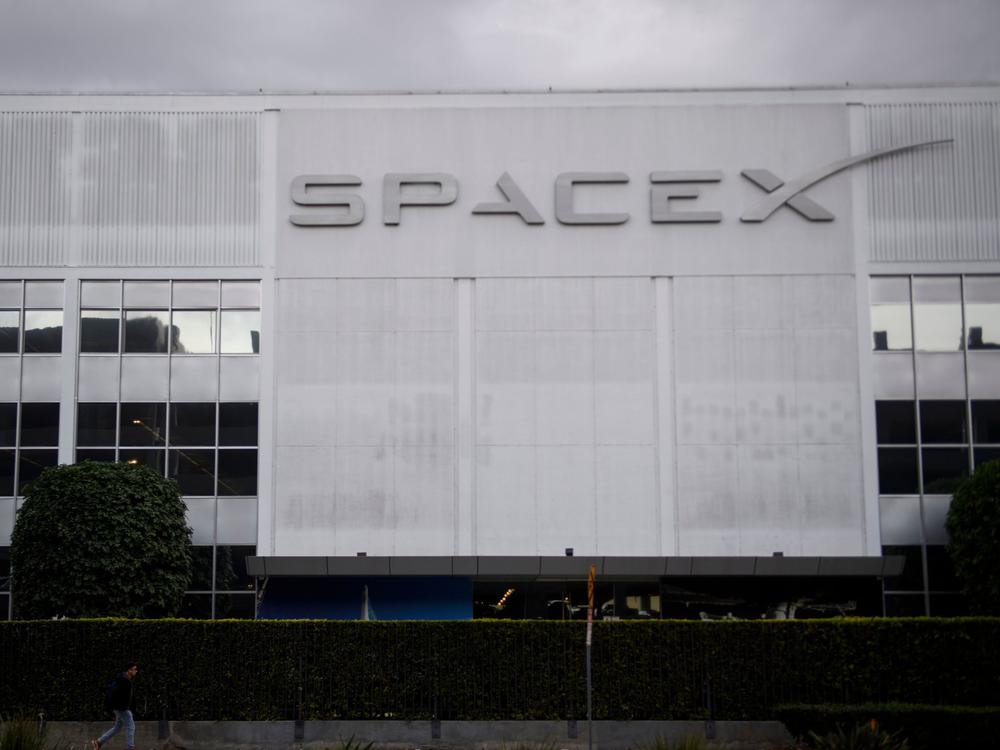 The recent COVID-19 outbreak at the SpaceX headquarters in Hawthorne, Calif., comes amid a new round of rising infections in California and across the country that have been fueled by the spread of the omicron variant.