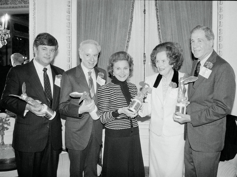 (Original Caption) New York: Mary Lasker (2nd right), presents the 40th Annual Albert Lasker Awards to (left to right): Dr. Michael S. Brown and Dr. Joseph L. Goldstein, Nobel Prize winners; columnist Ann Landers; and Dr. Bernard Fisher, who has pioneered studies of breast cancer, during a news conference here November 20.