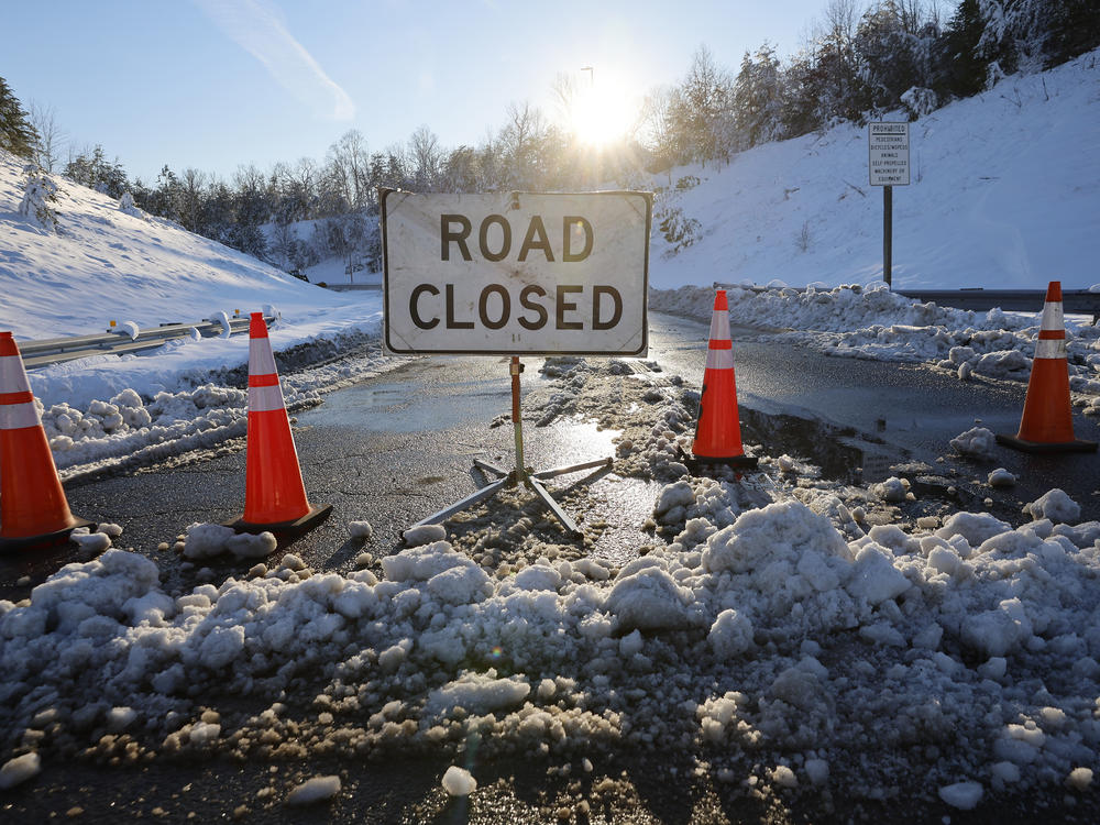 A winter storm with record snowfall slammed into the Mid-Atlantic states, stranding thousands of motorists overnight on 50 miles of I-95 in Virginia.