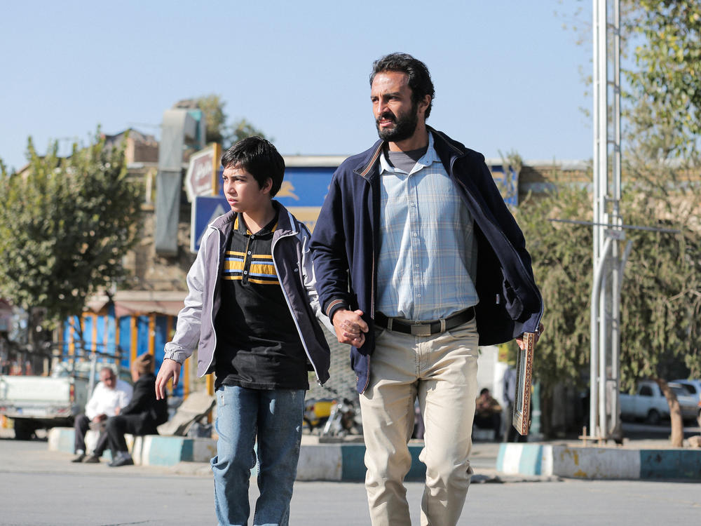 Rahim (Amir Jadidi) tries to reconnect with his son (Saleh Karimai) in <em>A Hero.</em><em></em>
