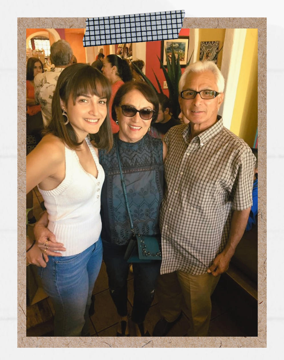 Reza Cristián Moreno está en la fotografía con sus abuelos, Judy Ghaffari y John Trujillo, quienes han sido un apoyo integral en su camino hacia la salud mental.