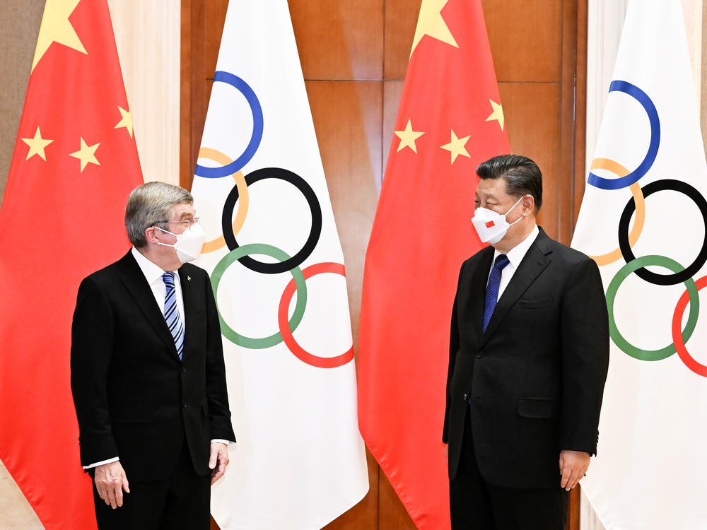 Chinese President Xi Jinping (right) meets with the president of the International Olympic Committee, Thomas Bach, in Beijing on Jan. 25. Xi said his country was ready to host a 